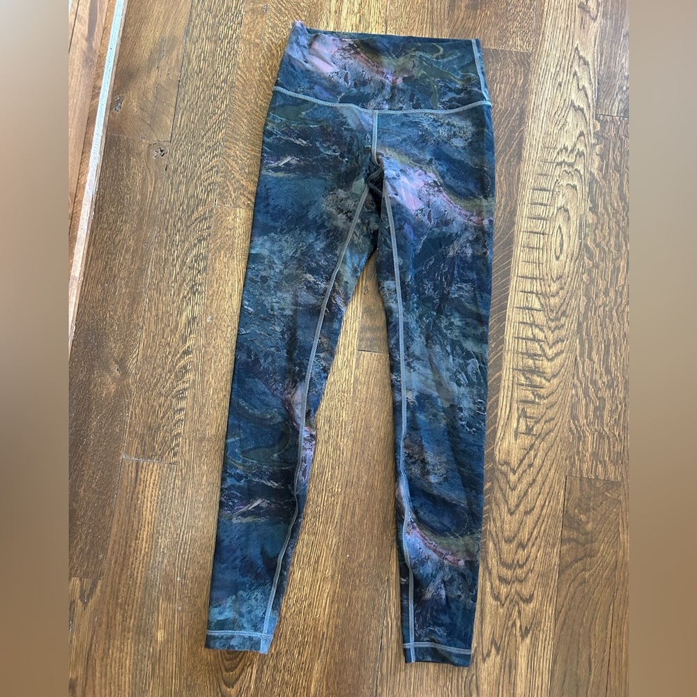 Like new Lululemon leggings size 4.